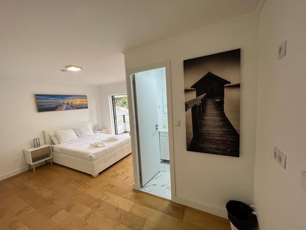 Oieras Beach Suite 2 - Large Double Room With En-Suite Bathroom And Balcony Оэйраш Экстерьер фото